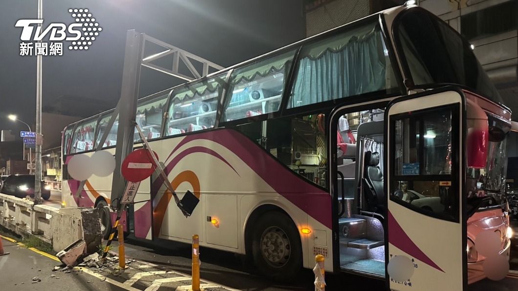尷尬!台南東門陸橋才剛開放 客運「未注意限高」刁橋下
