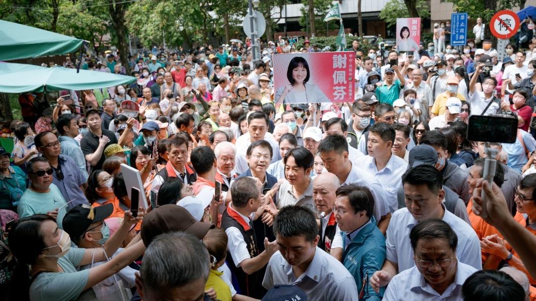 賴清德與謝佩芬一同赴中山區廟宇參拜。（圖／賴清德辦公室提供）