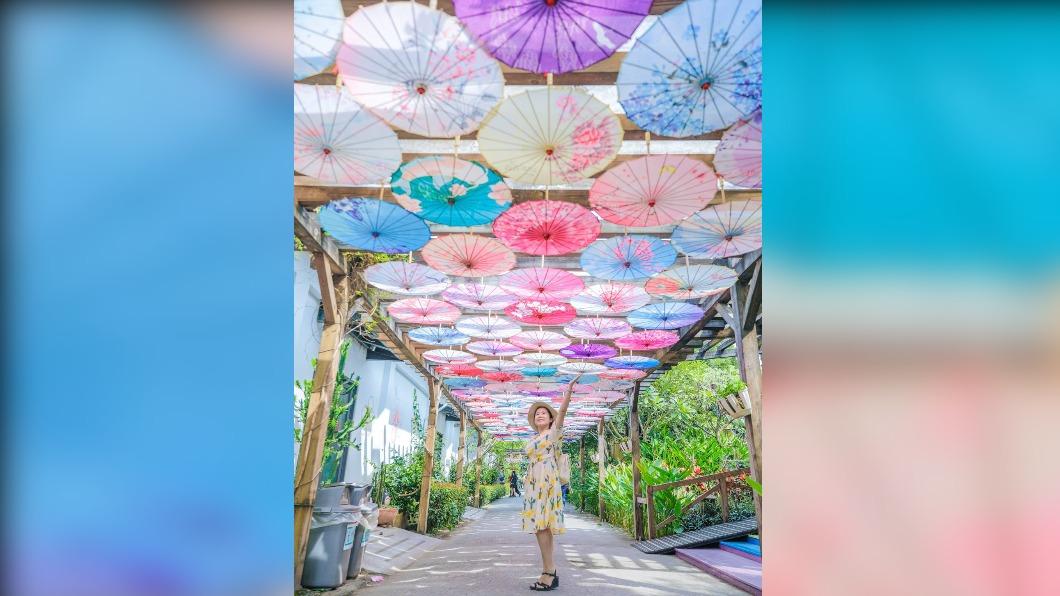 整條走道上掛滿油紙傘。(圖/卡夫卡愛旅行提供)