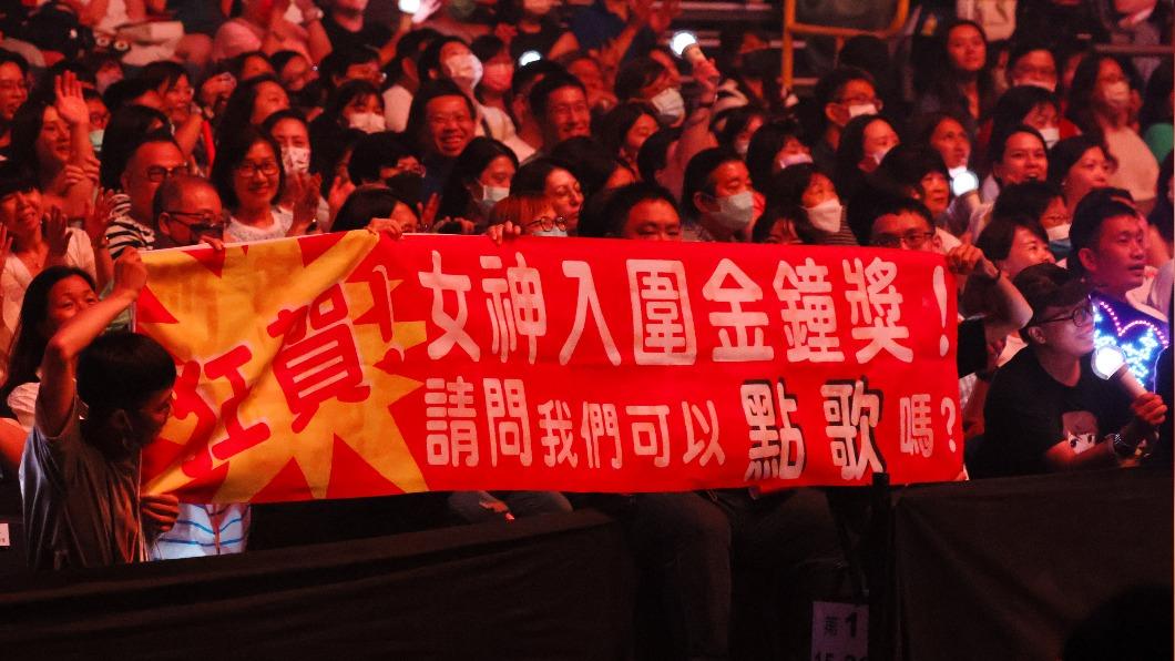 歌迷恭喜劉若英以〈縮影〉入圍金鐘獎。(圖/相信音樂提供)
