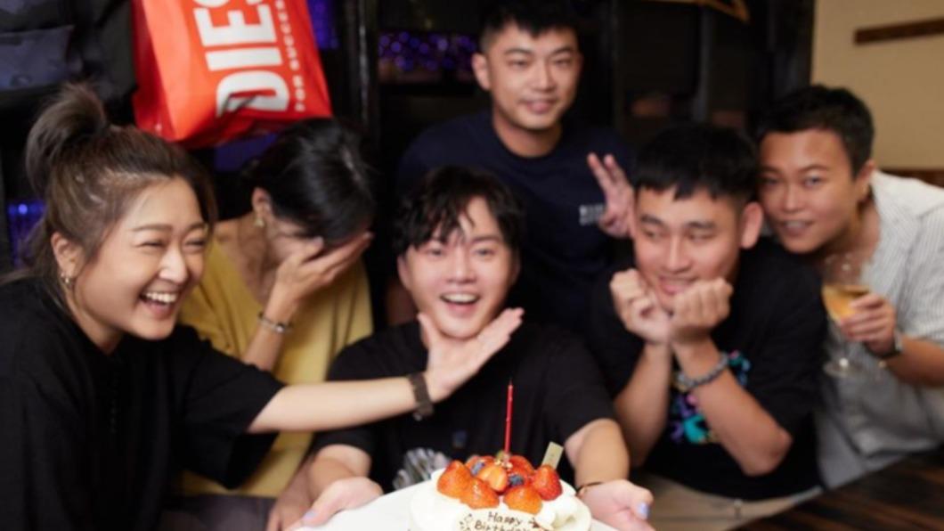 許富凱曬出和朋友慶生的照片。(圖/翻攝自IG@henry917kai)