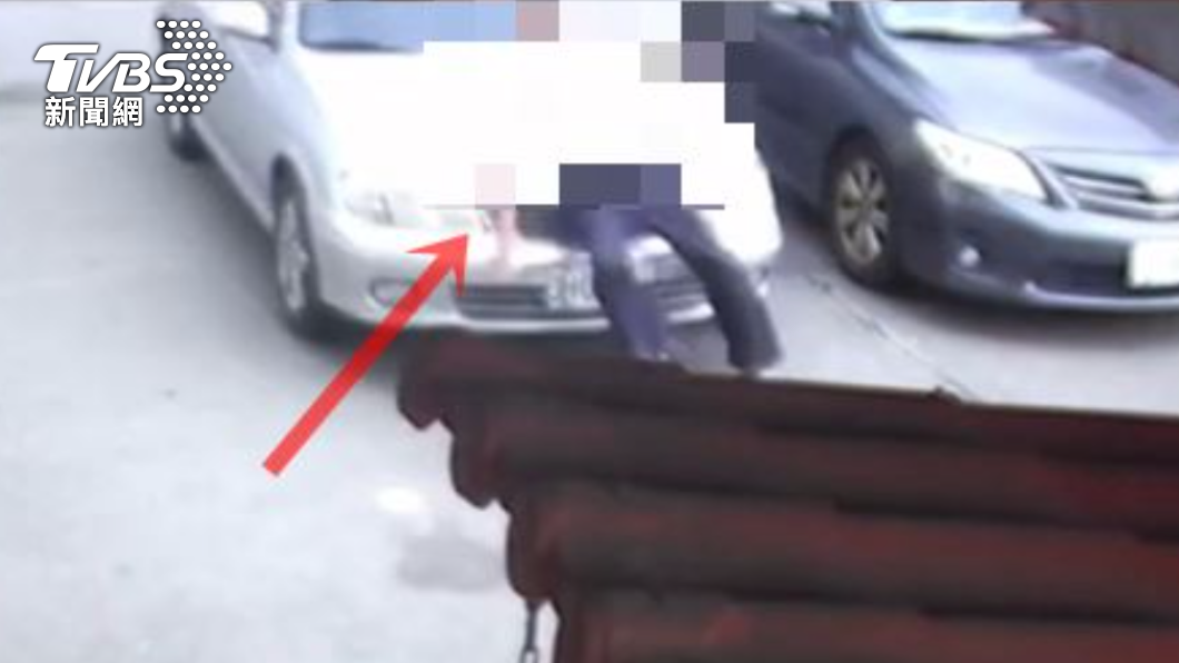 又是行人地獄!前村長家門口遭撞飛倒地 轎車未停當場輾斃