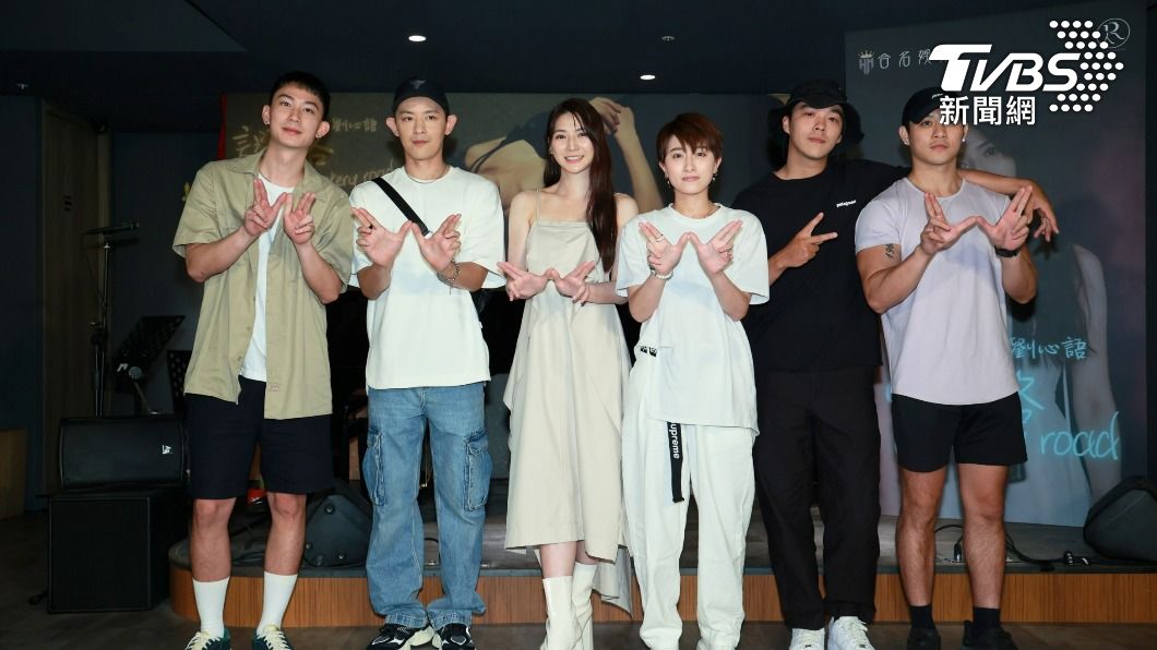 林志宇(左起)、敖犬、劉心語、鄭靚歆、Zing、曾奕翔,《全明星》黃隊集合。(圖/趙世平攝)