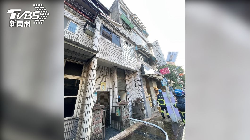 新莊民宅火警!1女昏迷躲梯間送醫。(圖/TVBS)