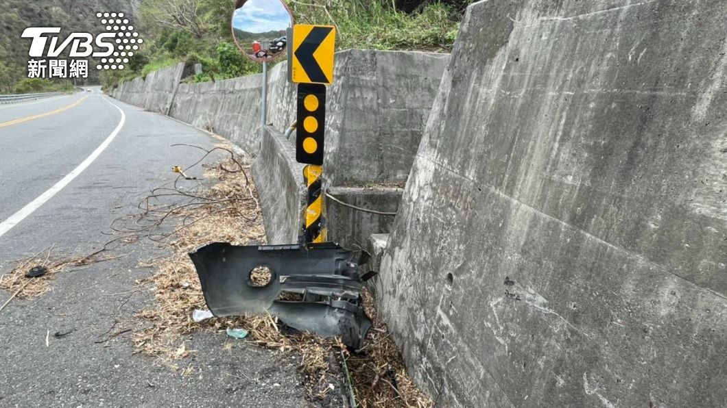 地上還遺留車殼零件。(圖/警方提供)
