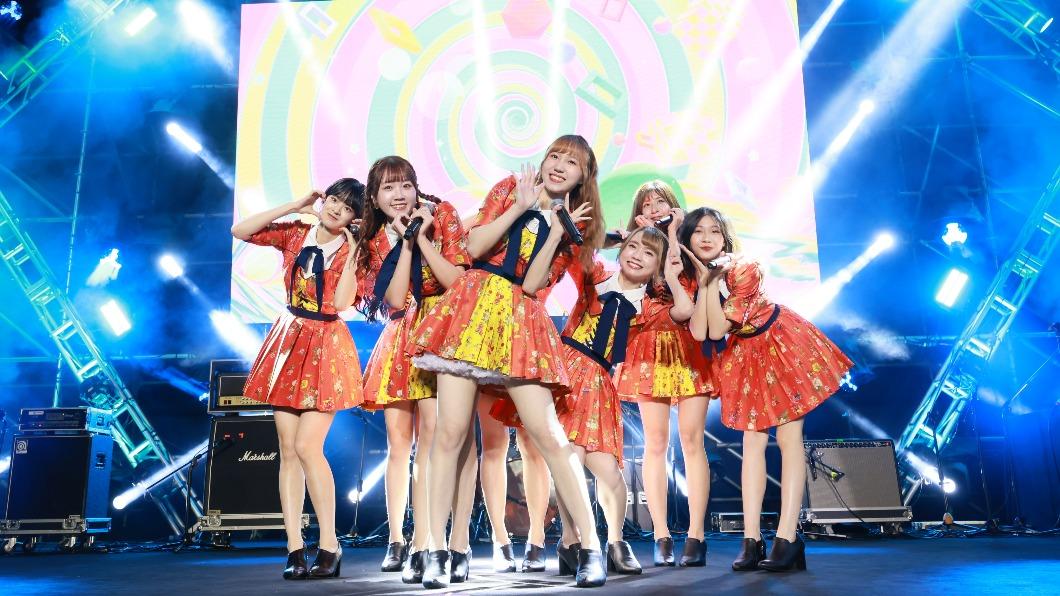AKB48 Team TP與玖壹壹合作演唱〈來個蹦蹦〉。(圖/新視紀整合行銷提供)
