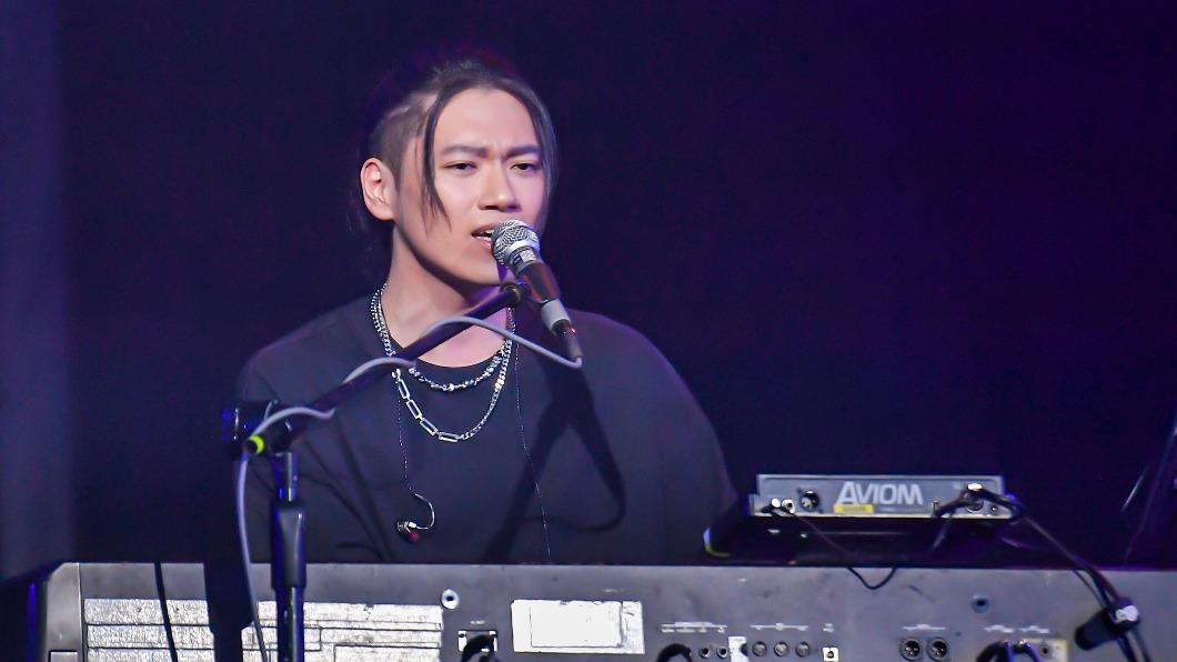 施孝榮兒子施少庸擔任鍵盤手。(圖/上行詩音樂提供)