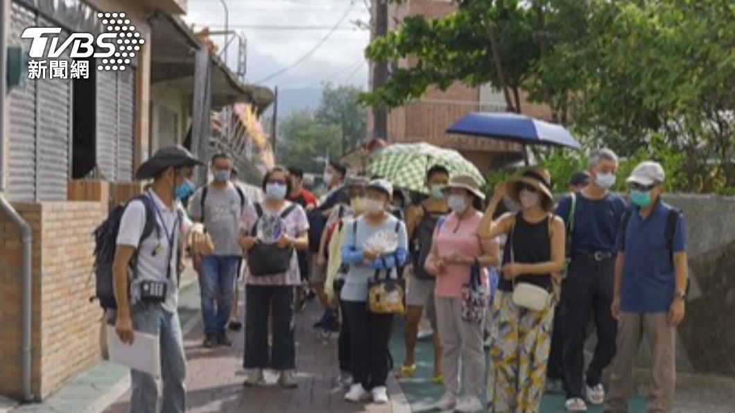 專業導覽老師,為遊客解說,過往先民在北海岸的漁貨,如何經魚路古道將漁鮮挑到台北銷售。圖ˊ/北觀處提供