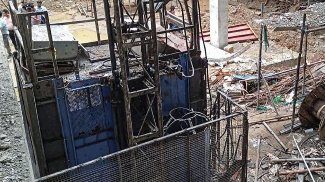 電梯從14層樓高的地方急速墜落,造成8名工人身亡。(圖/翻攝自「@NewsBuddyIn」推特)