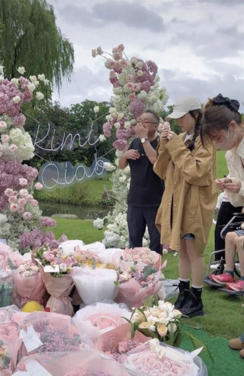 陳喬恩陪著喬任梁父母,親自到墳前上香。(圖/翻攝自微博)