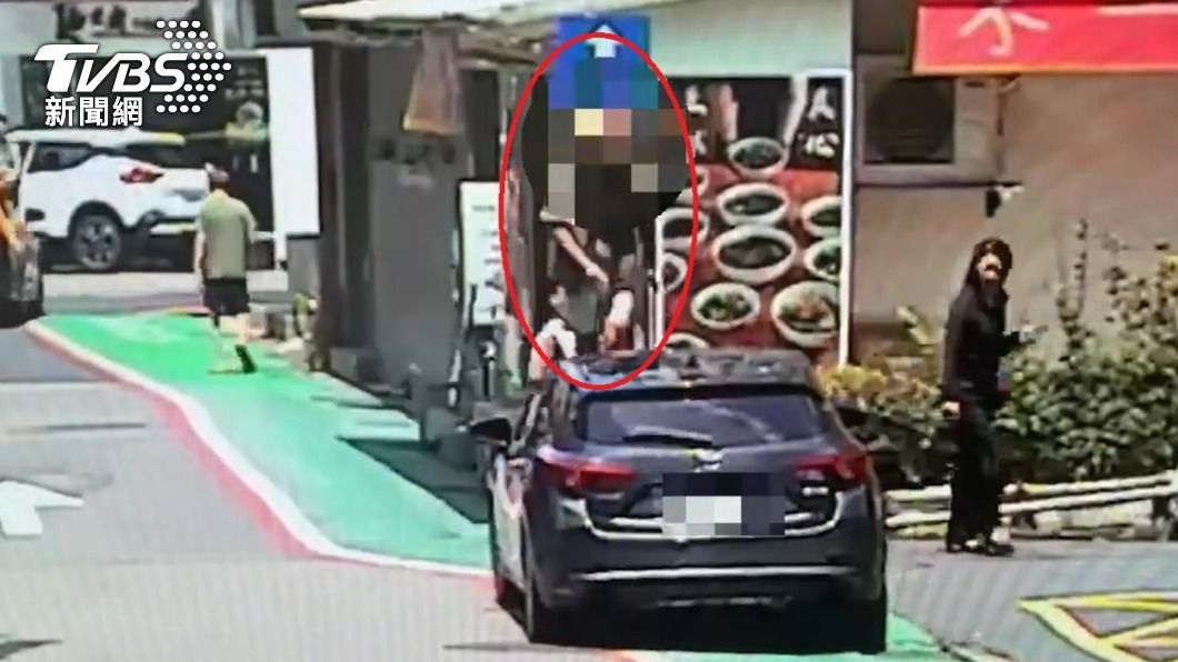 扯!違停車占東區人行道 他稱「無路可走」竟跳車踩破擋風玻璃