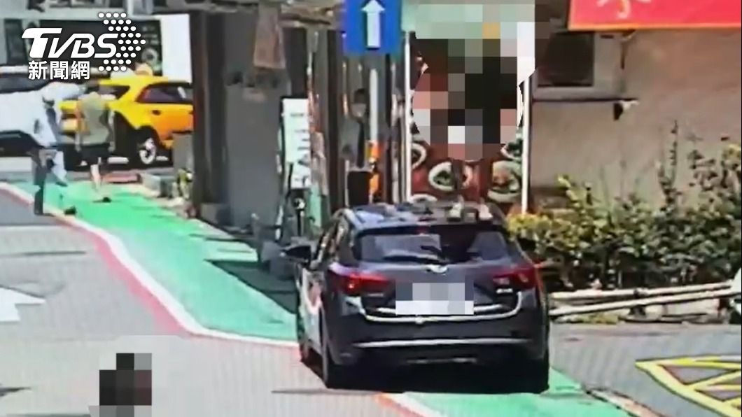 何姓男子直接踩過對方車輛。(圖/TVBS)