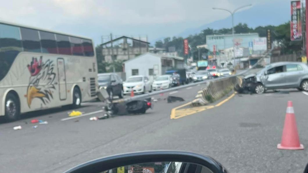 轎車車頭全毀。(圖/翻攝自埔里人臉書)