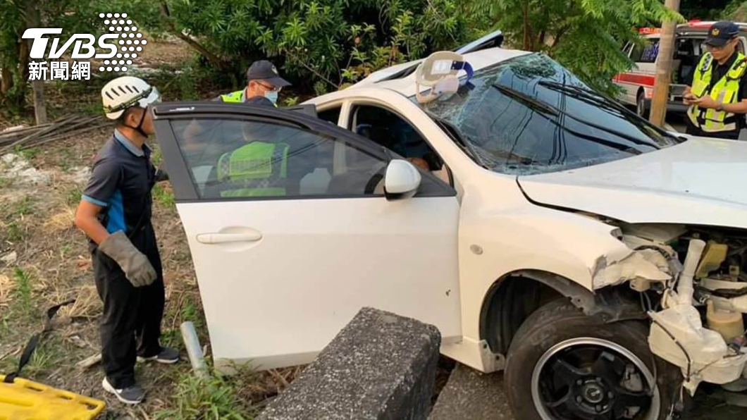 憾!轎車自撞電線桿「變形爛毀」 苗栗男受困車內傷重不治