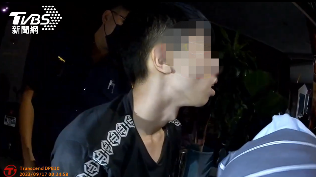 男子見到警察拔腿就跑。（圖／TVBS）