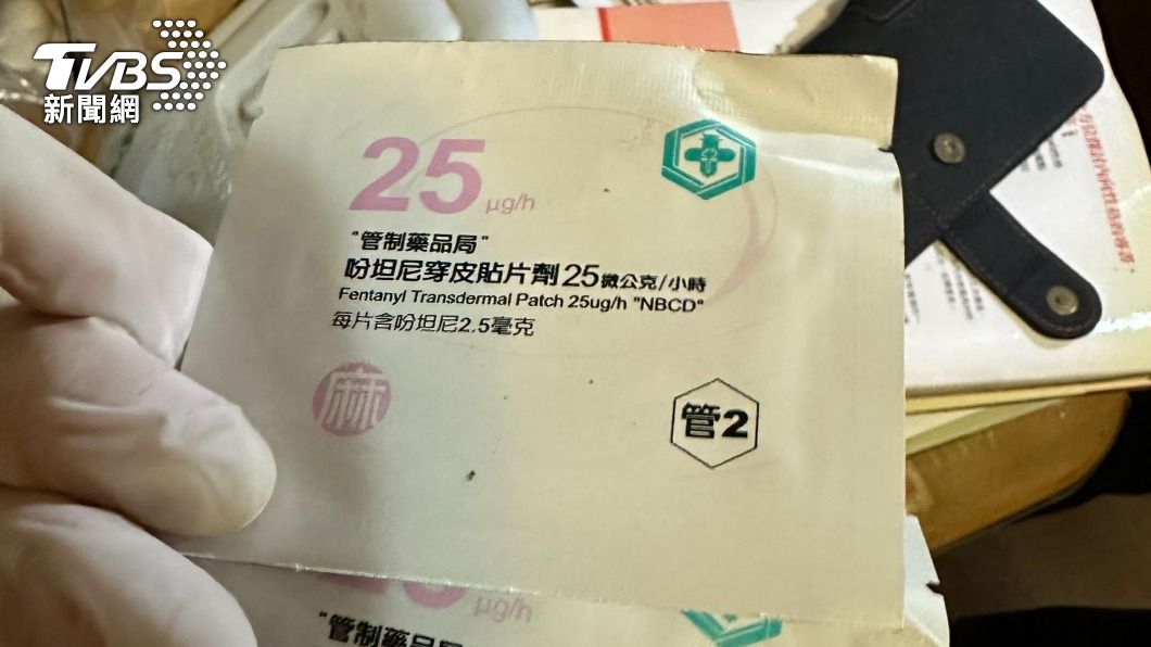警方搜出麻藥貼片劑。(圖/TVBS)