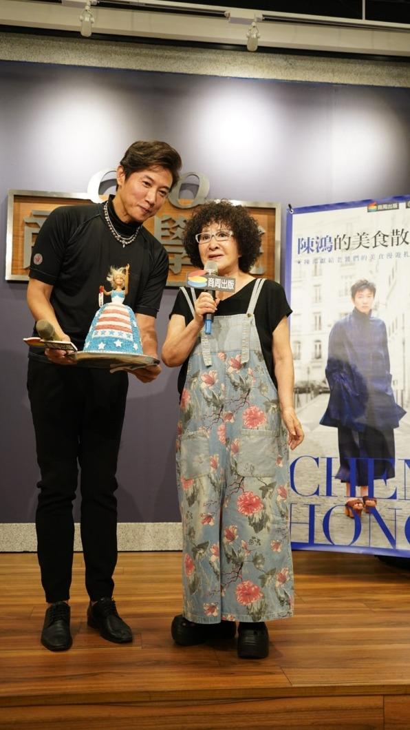 唐琪為陳鴻製作蛋糕。（圖／陳鴻提供）