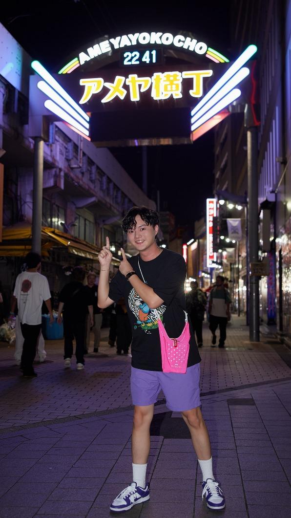 許富凱前往商店街觀光。（圖／何樂音樂提供）