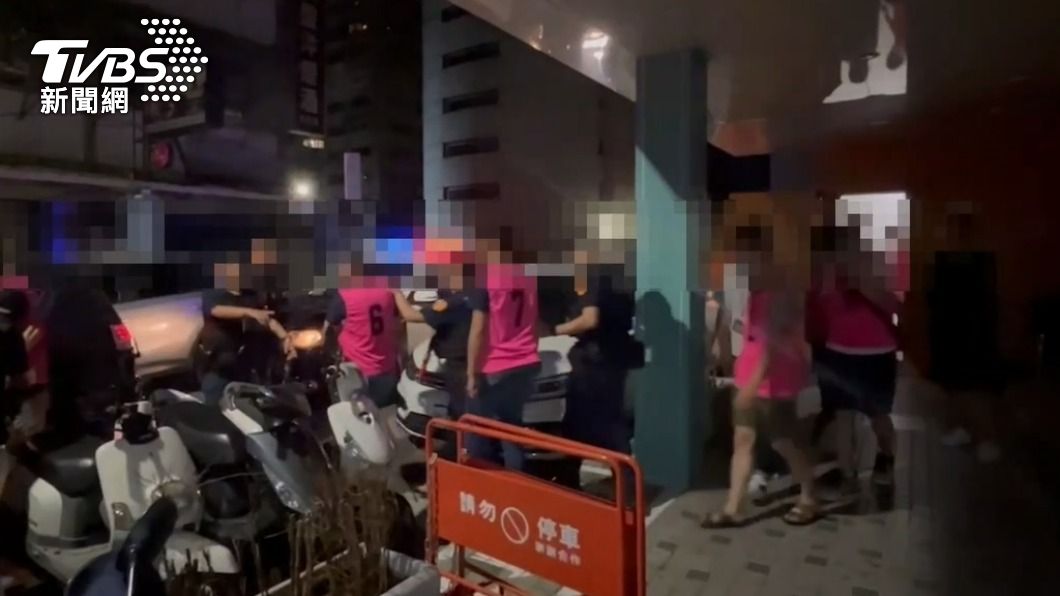 共30人被警方帶回。(圖/TVBS)