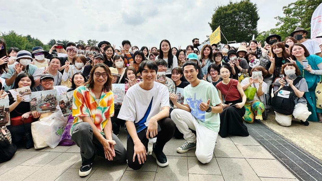 宇宙人日本辦快閃簽名會,上百位日本宙友敲碗日本演唱會。(圖/相信音樂提供)