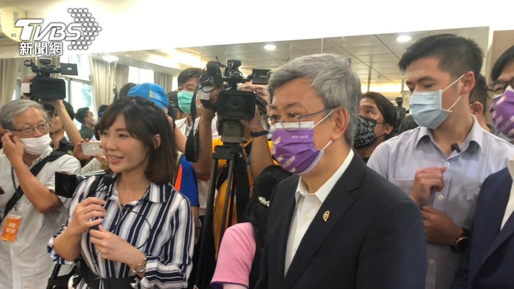 面對廣大媒體詢問陳吉仲問題,院長閉口不談微笑快閃。(圖/TVBS)
