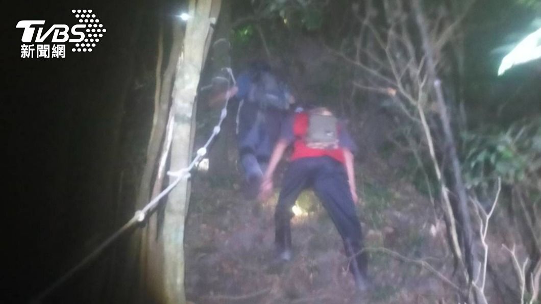 消防人員利用手電筒照亮步道。(圖/TVBS)