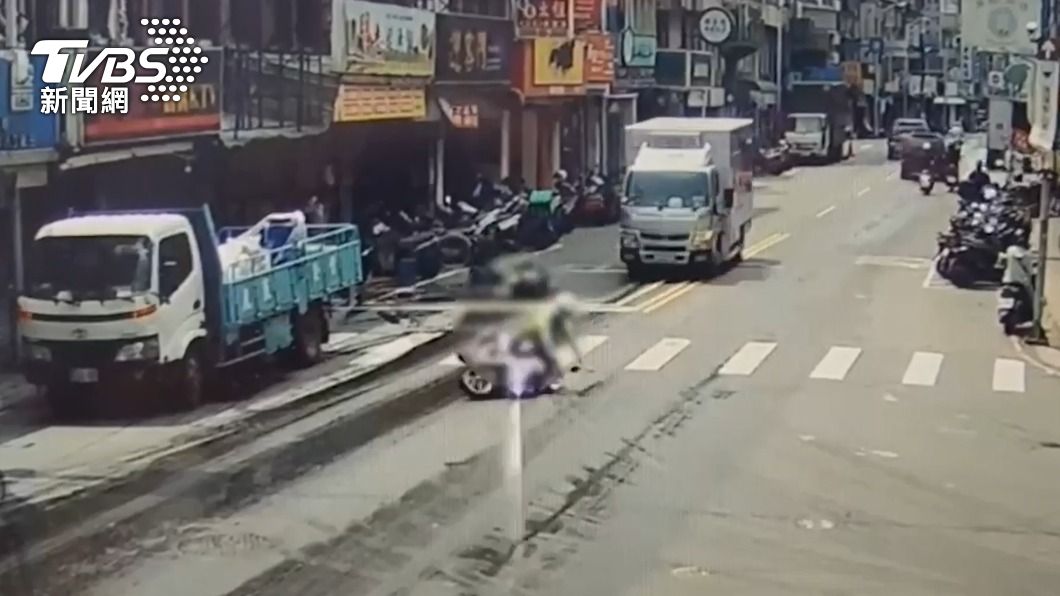 騎士輾到油漬後摔車。(圖/TVBS)