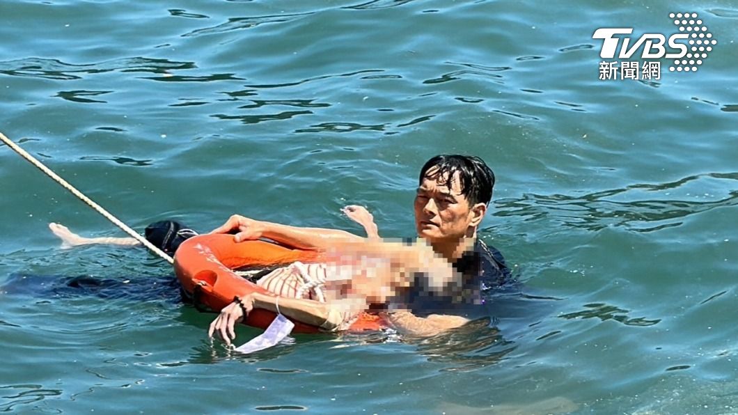 海軍士官見義勇為 跳入基隆港救老婦一命