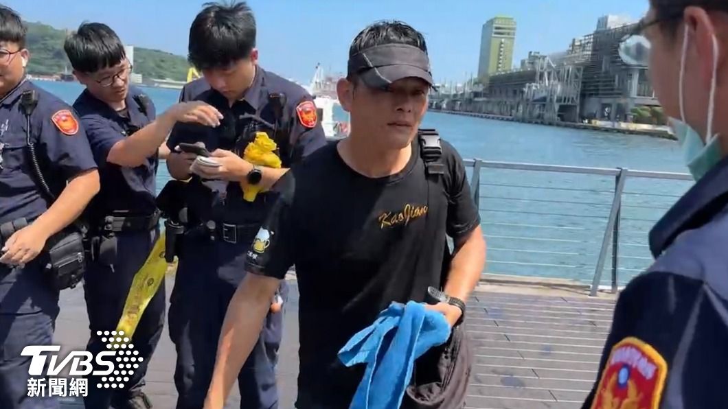 季姓士官長事後表示,看到落海的民眾直覺就是跳入海中救援,並低調的表示,救人是應該的沒什麼大不了。(圖/TVBS)
