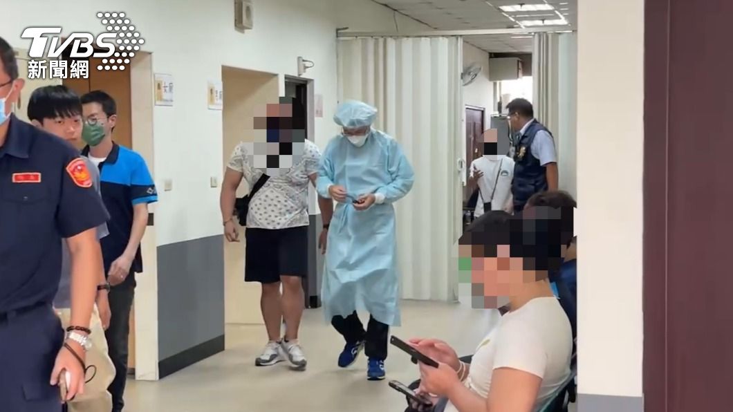 家屬神情相當哀戚,快速步入殯儀館不願多談。(圖/TVBS)