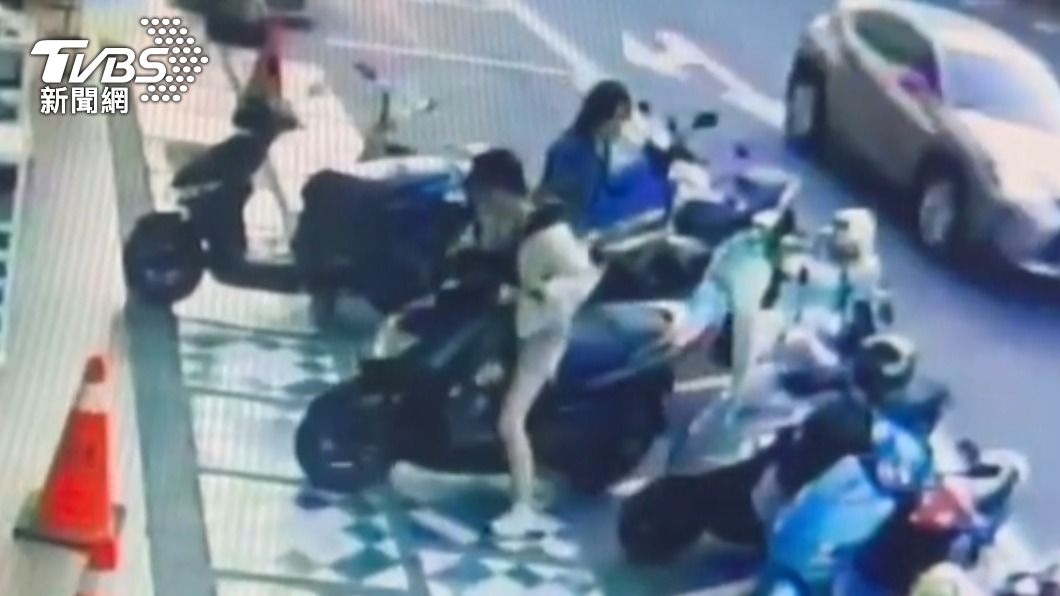 白衣女子將盧男的機車移到人行道。（圖／TVBS）