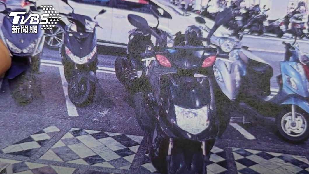 盧男的機車被移到人行道遭開罰。(圖/TVBS)