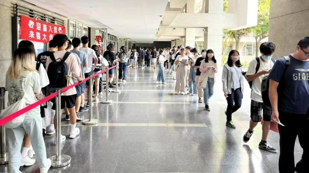 現場排滿了長長人龍準備領取鹹酥雞。(圖/嘉義大學提供)