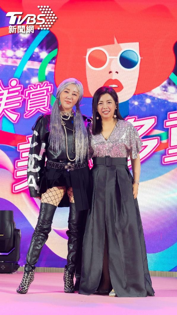 藍心湄與TVBS總經理劉文硯合影。（圖／TVBS）