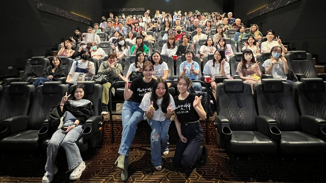宋芸樺(前排右起)週末和導演俞聖儀、魏蔓出席映後,全家都來相挺。(圖/滿滿額娛樂提供)