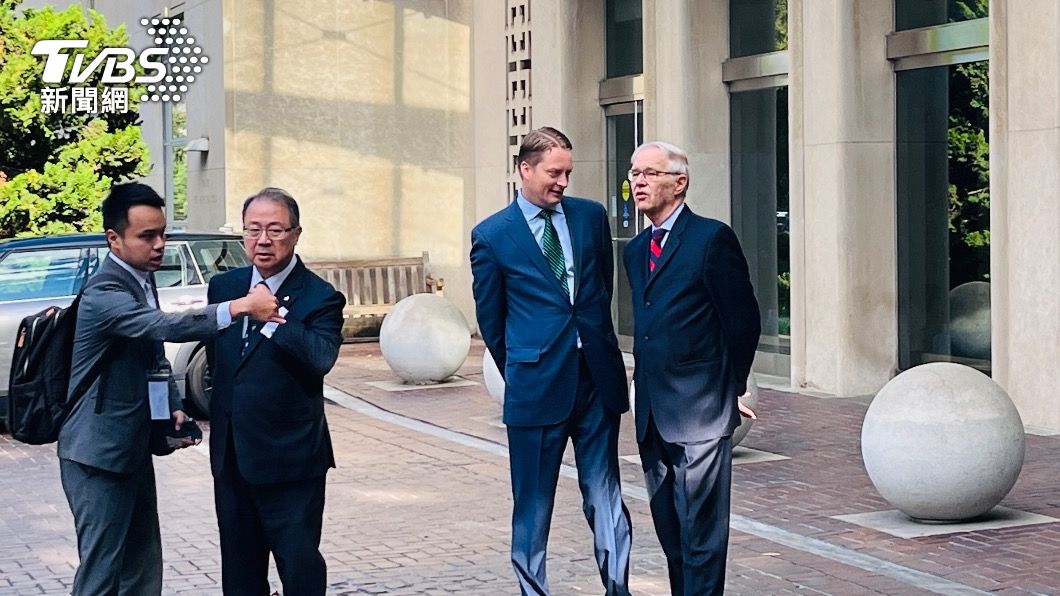 侯友宜拜訪華府布魯金斯學院,由卜睿哲、何瑞恩等人親自迎接。(圖/黃韋銓攝)