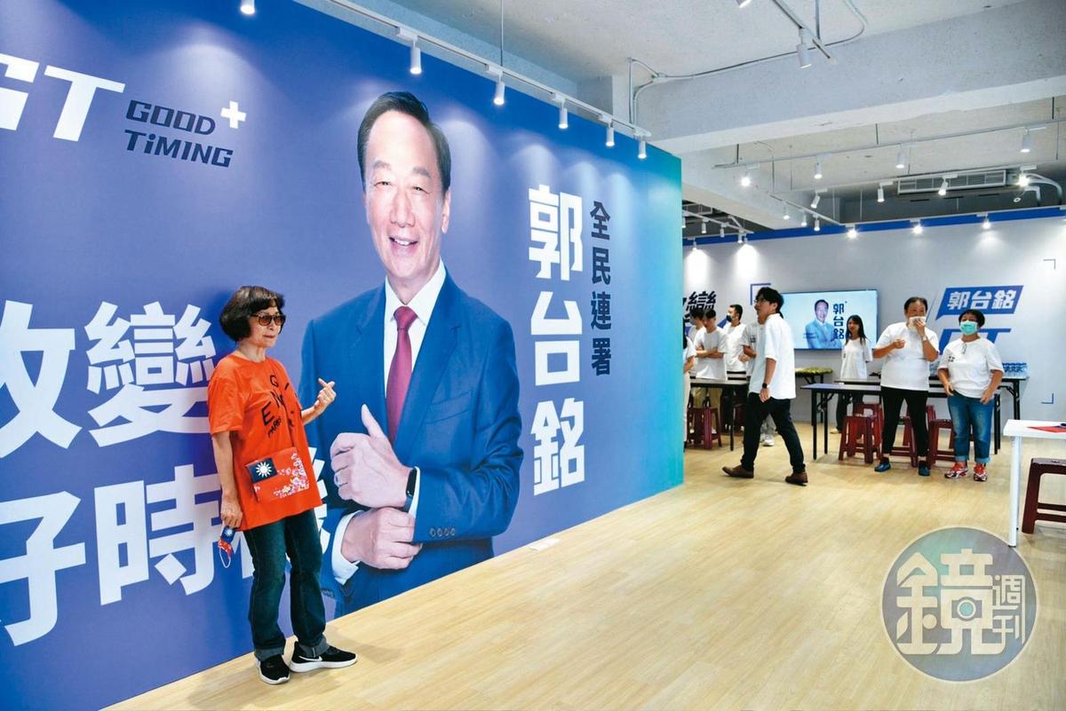 郭營規劃在人口稠密的6都設立大型連署總部,台北總站搶先在18日曝光,位於人潮車流量大的忠孝東路四段。(圖/鏡週刊)