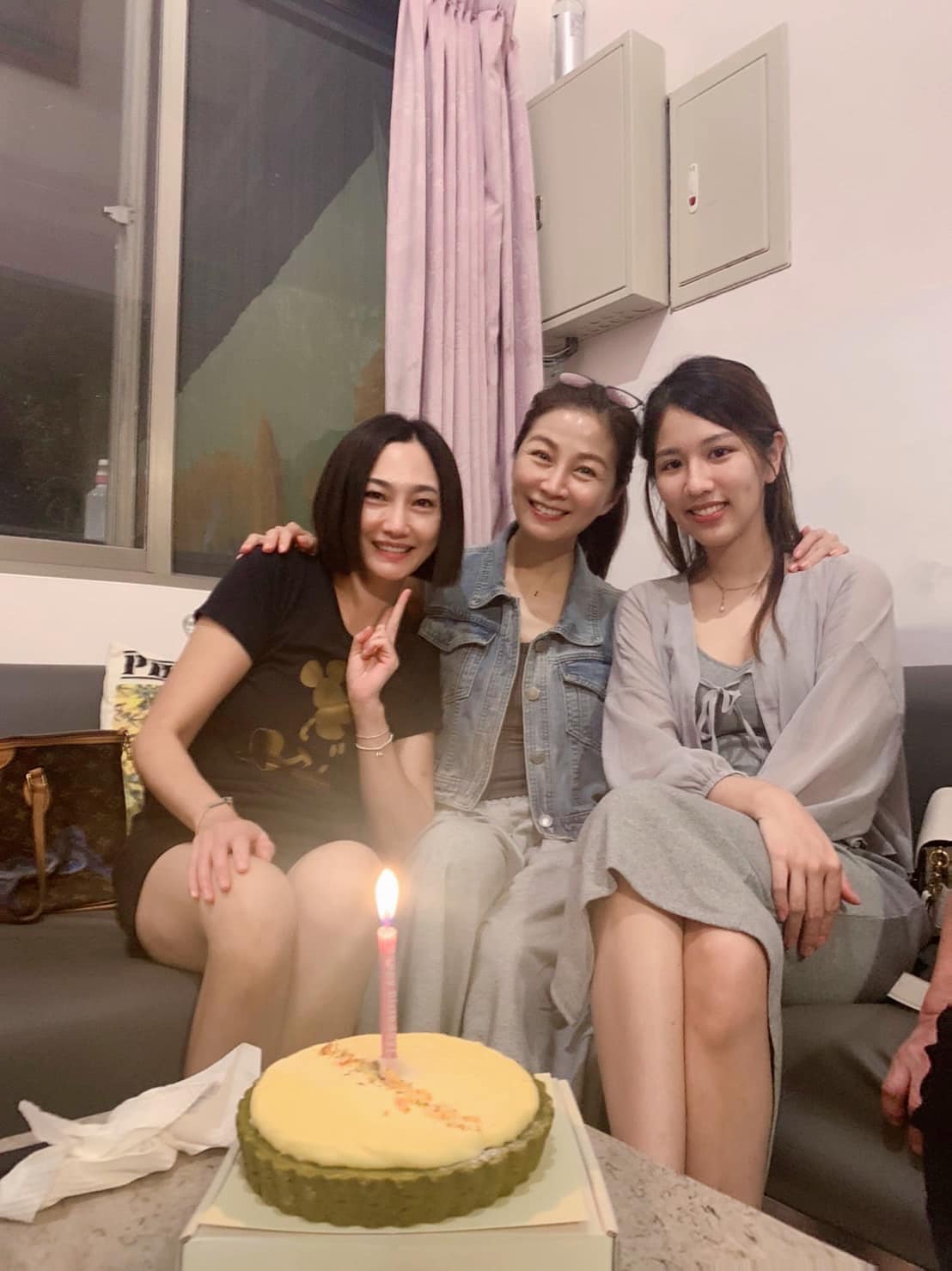 方文琳（中）同框前夫于冠華現任妻子（左），為大女兒慶生。（圖／翻攝方文琳臉書）