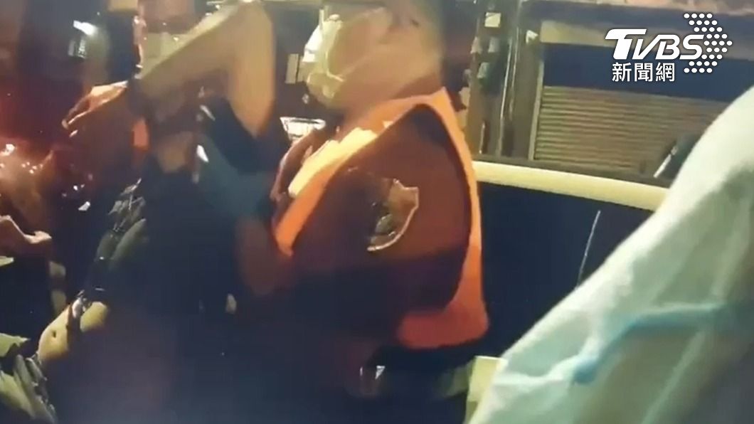 酒駕開到爆胎也不知!醉漢茫倒公館被送醫 酒測值超驚人