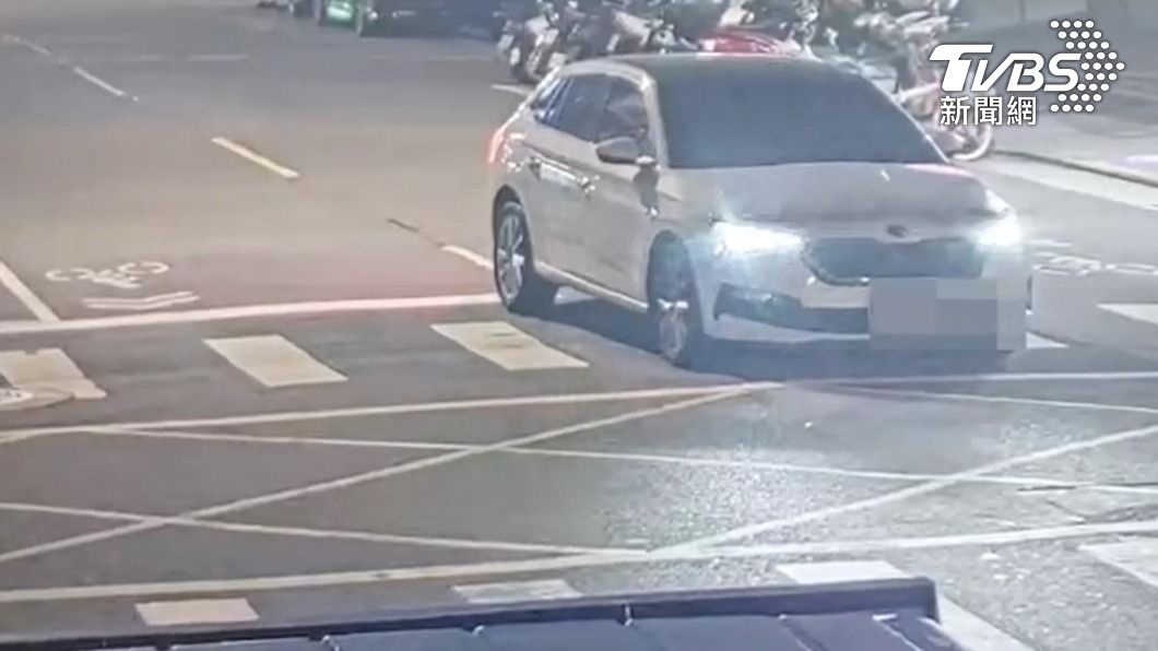 陳男最後不勝酒力,直接將車輛停在路中央呼呼大睡。(圖/TVBS)