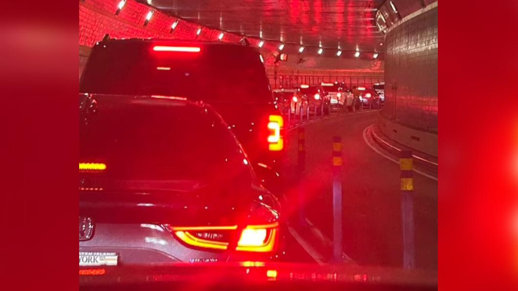 封路造成紐約交通回堵。(圖/翻攝自《每日郵報》)