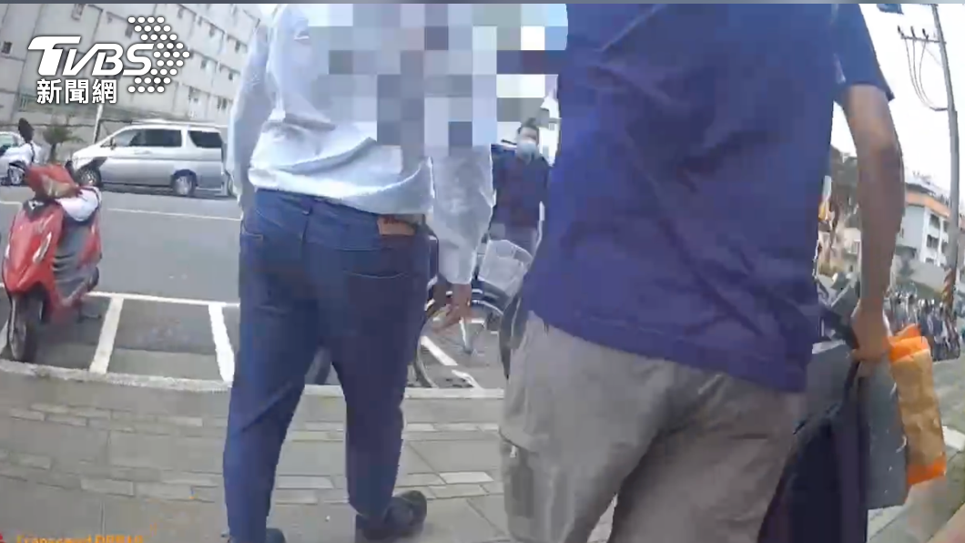 高雄男秀170萬現鈔釣魚！車手凍未條上鉤　警衝上前逮人