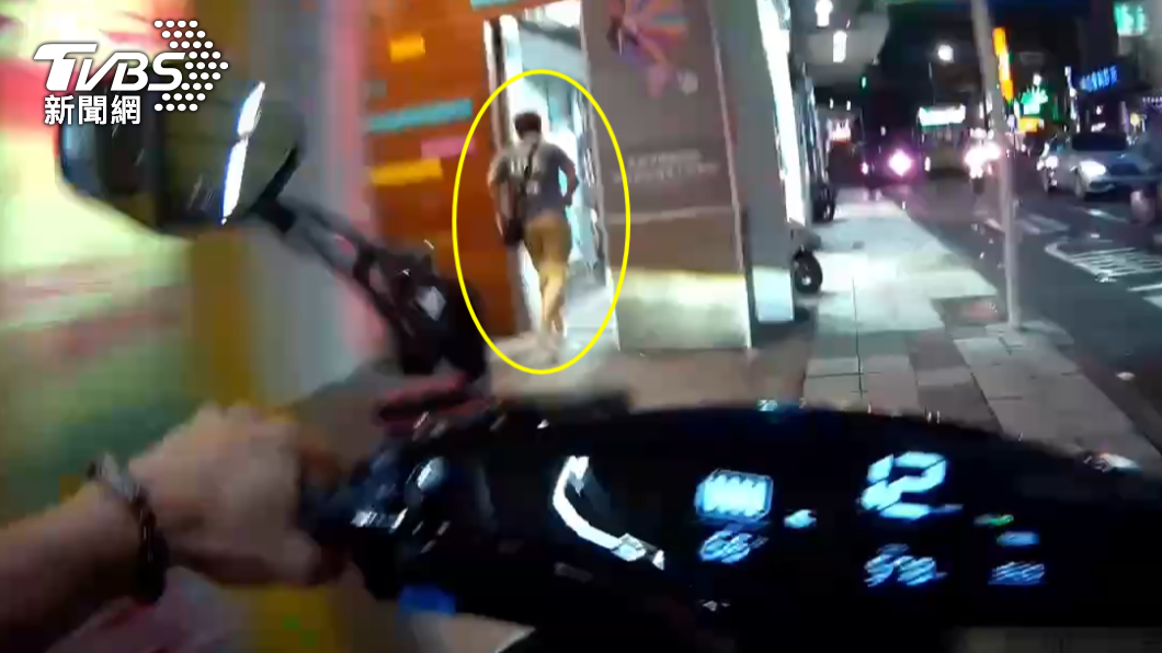 通緝犯發現巡邏員警違規穿越馬路後狂奔。（圖／TVBS）