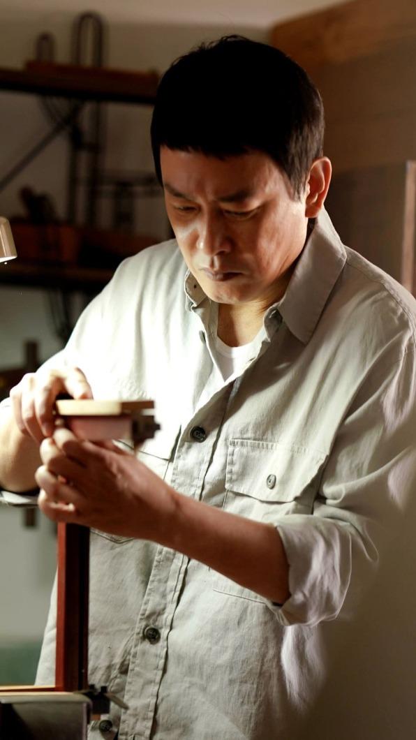 王識賢在《阿叔》中飾演家具修復師,拜師苦學木工。(圖/華視提供)