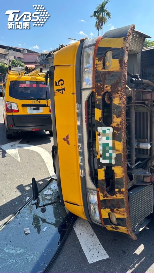 工程車正片擋風玻璃脫落。(圖/TVBS)