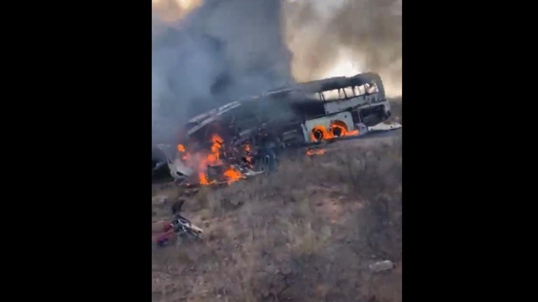 有片/南非巴士撞卡車引大火 燒到剩骨架至少20人死亡