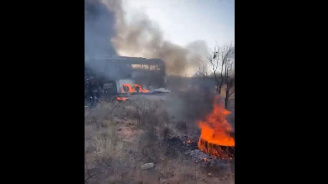 南非礦場巴士撞擊卡車,釀成至少20人死亡。(圖/翻攝自推特@Tshamano_Thanyi)