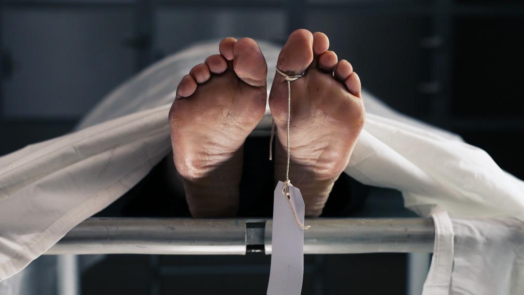 法醫解剖前發現遺體和死者資料不符。(示意圖,非當事人/shutterstock達志影像)