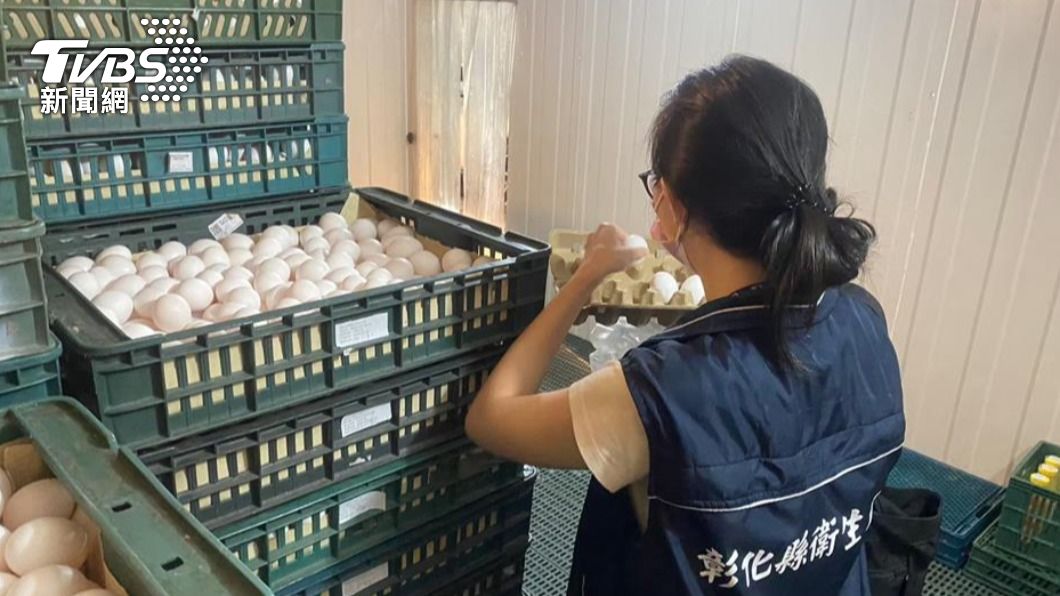衛生局前往中央畜產會租賃位於彰化福興之兆豐冷藏倉儲進行稽查。(圖/彰化縣政府)