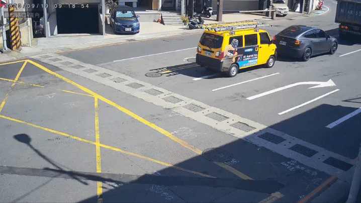 有片／失速工程車！疑下坡剎車失靈　駕駛急跳車路中翻滾